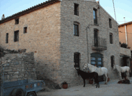 Segura: La Casa Gran del Centre Cultural Imaginari Kiku Mistu a la plaça del poble  Kiku Mistu