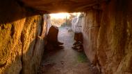 Llanera: L'interior del dolmen totalment il·luminat  Xavier Sunyer