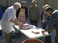 Ribera d’Ondara: 1a Festa del Porc a la Vall d’Ondara, preparant el pernil  CC Segarra