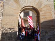 Alta-riba: Arribant a Santa Fe i creuant l'arc de l'antiga muralla per anar a buscar la relíquia de Sant Jordi d'Alta-riba  AACSMA