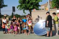 Sedó: Al Casal d’Estiu van fer ous fregits cuinats a la placeta amb la cuina solar del Centre Social.  Ajuntament TiF