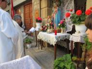 Sanaüja: Mossén Carles beneïnt l'altar del C. Bassal el dia de Corpus  germanes Huguet