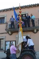 Sant Ramon: Col·locant la bandera dels traginers al tractor més antic,  CC Segarra