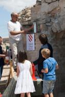 Alta-riba: V Festum Castrum - El Gran Mestre d'obres del Castell intruduint el cilindre testimonial al seu lloc definitiu.  Miquel Torres