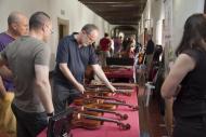 els lutiers mostren els seus instruments als passadissos de la Universitat de Cervera