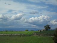 Gospí: Primavera als Plans de Gospí amb la cabana de cal Caterí i les muntanyes de fons.  Sílvia Peribáñez