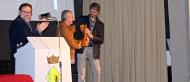 Concabella: Carles de Ahumada rep de mans d'Albert Turull el Premi Sikarra 2015 en nom de l’Olivera  Joan Montagut