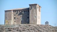 Montcortès de Segarra: Té dues grans torres bessones quadrades  Ramon Sunyer