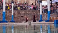 Guissona: espectacle de dansa aquàtica a la font  Ramon Sunyer