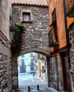 Verdú: Portal de la plaça Major, conegut també com a portal de Guimerà  Ramon Sunyer