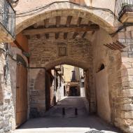 Verdú: Portal de la plaça Major o de Guimerà  Ramon Sunyer