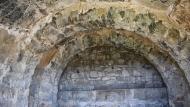 Les Pallargues: Cabana del Clot del Brull.  coberta està formada per quatre trams de lloses suportats per tres arcades de pedra  Ramon Sunyer