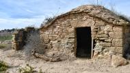 Les Pallargues: Cabana del Reguelot del Manel. Coberta formada `per tres trams de lloses suportats per dues arcades de pedra.  Ramon Sunyer